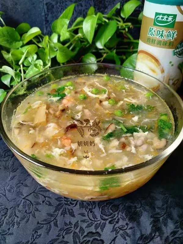 鲜虾冬瓜羹（夏日消暑减脂圣品） 冬瓜富含多种氨基酸和蛋白质，膳食纤维也很丰富，清热解暑，有降脂减肥的功效，配上鲜虾和香菇、干贝等多种食材做汤羹营养均衡又饱腹，夏